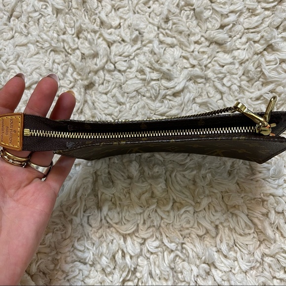 Louis Vuitton Monogram Bucket Pouch 23 - Picture 7 of 12